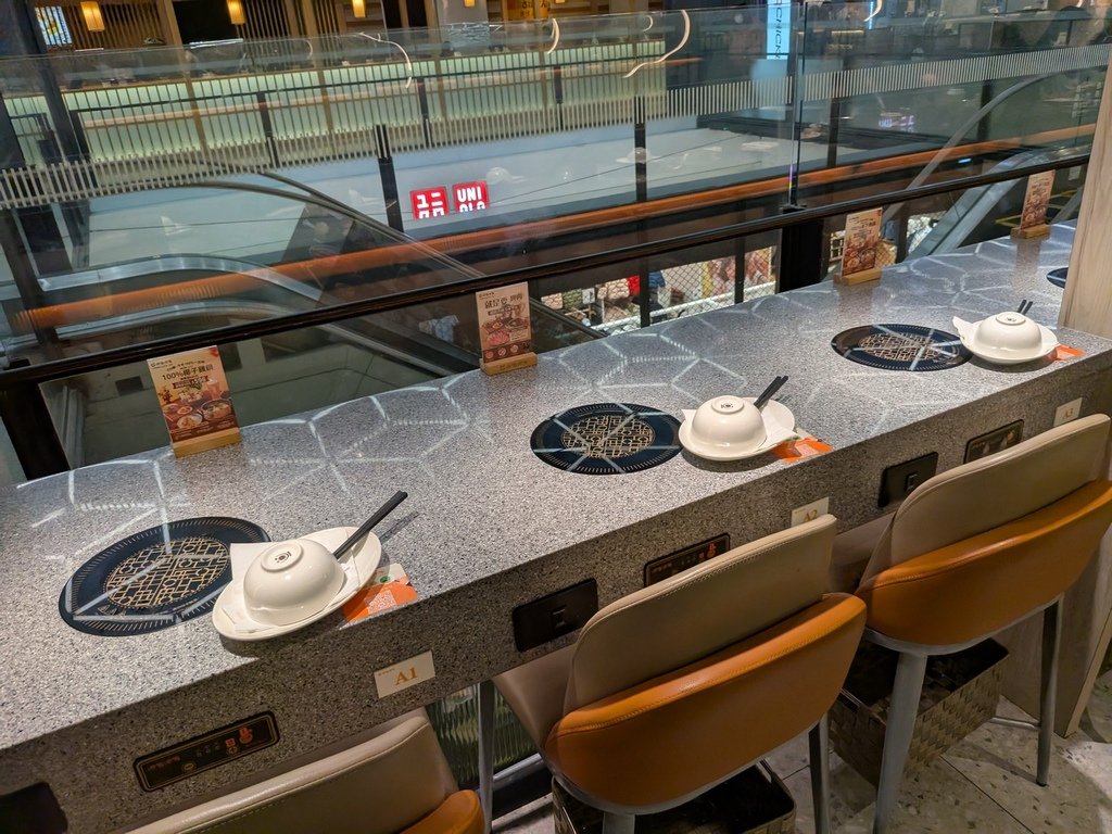 【台北中山】呷哺呷哺火鍋南西店、在中山捷運站3號出口旁的新光