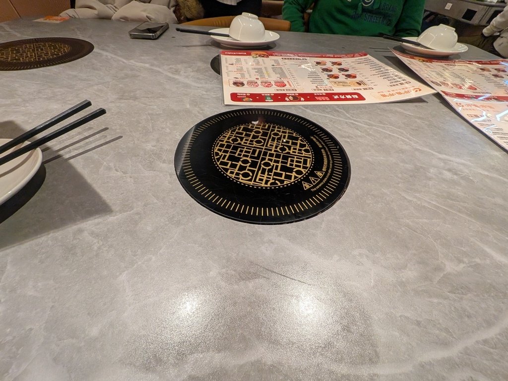 【台北中山】呷哺呷哺火鍋南西店、在中山捷運站3號出口旁的新光