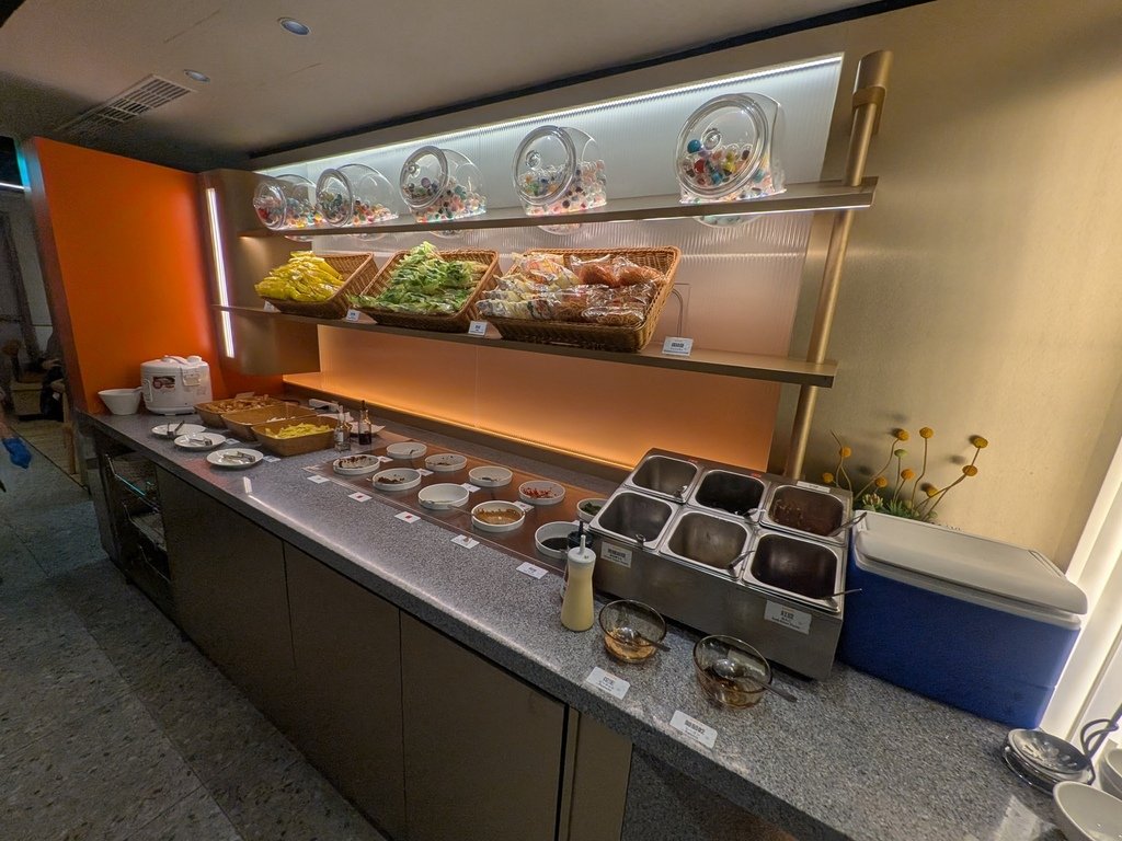 【台北中山】呷哺呷哺火鍋南西店、在中山捷運站3號出口旁的新光