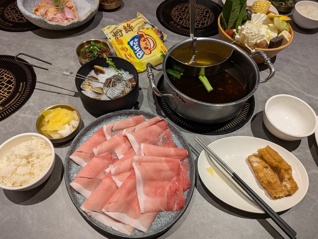 【台北中山】呷哺呷哺火鍋南西店、在中山捷運站3號出口旁的新光