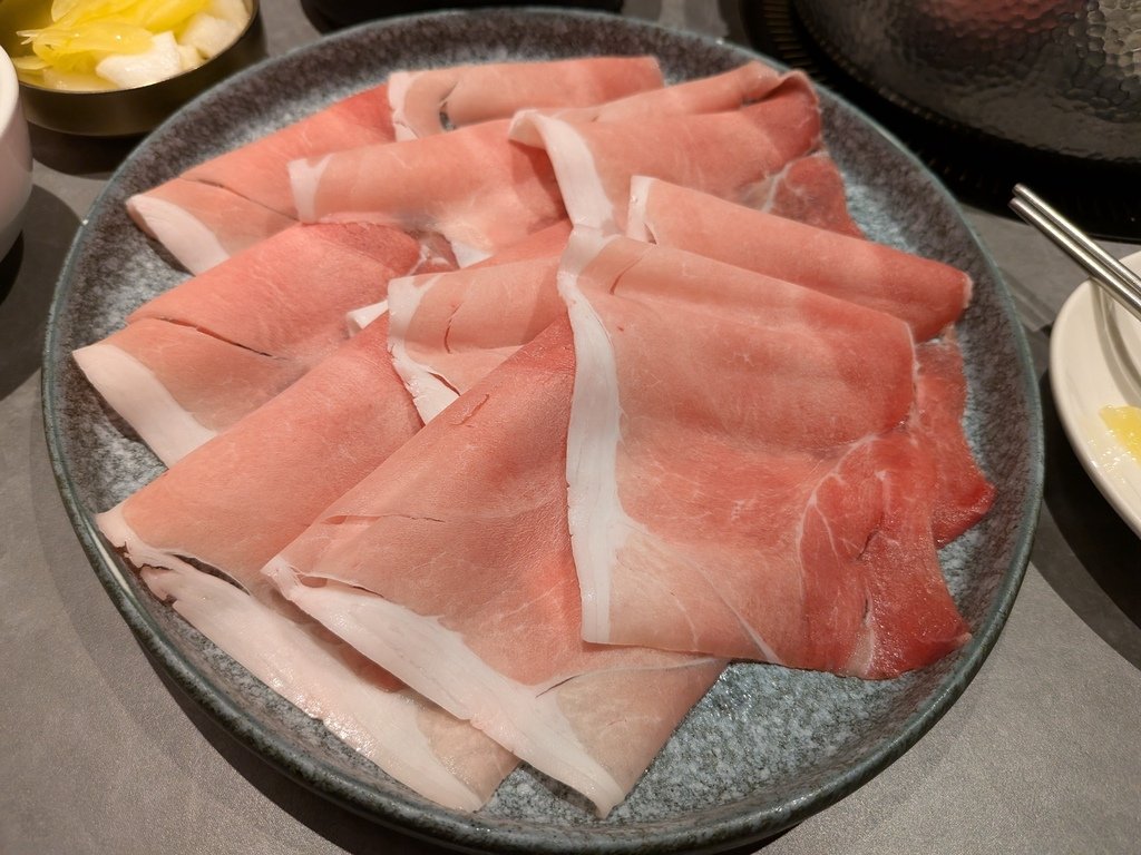 【台北中山】呷哺呷哺火鍋南西店、在中山捷運站3號出口旁的新光