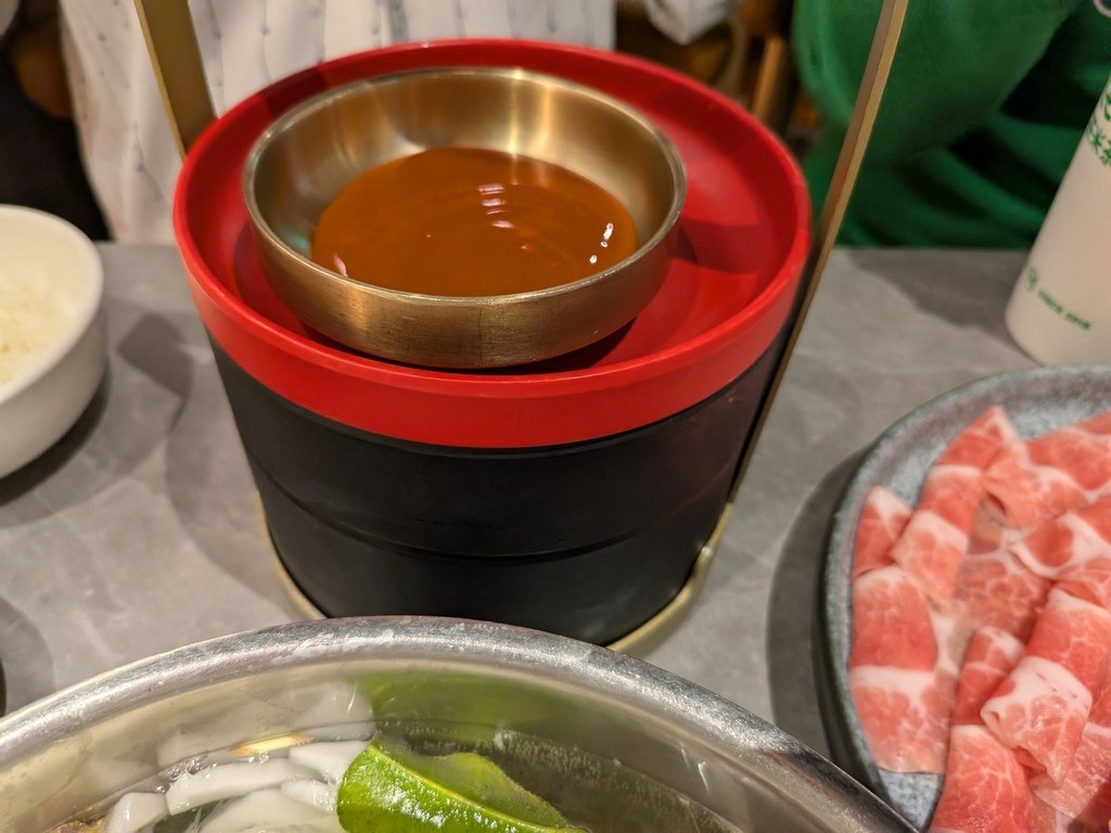 【台北中山】呷哺呷哺火鍋南西店、在中山捷運站3號出口旁的新光