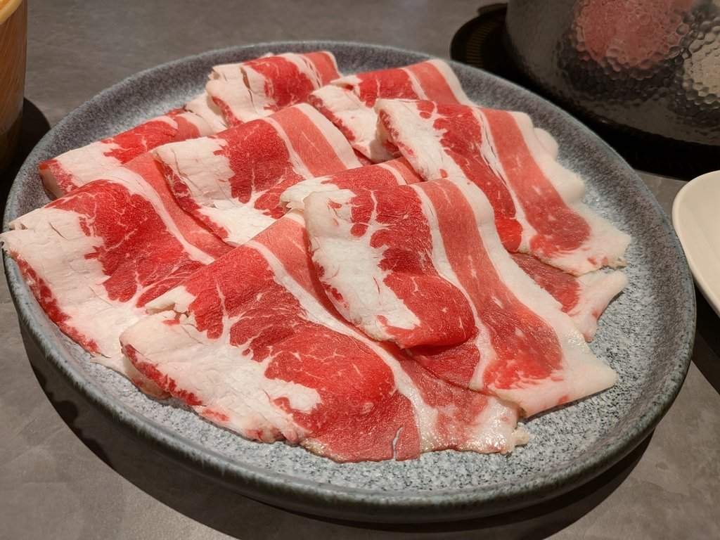 【台北中山】呷哺呷哺火鍋南西店、在中山捷運站3號出口旁的新光