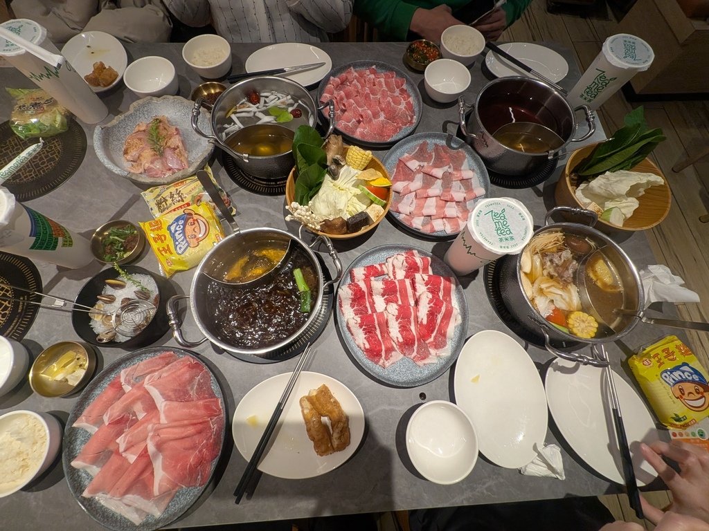 【台北中山】呷哺呷哺火鍋南西店、在中山捷運站3號出口旁的新光