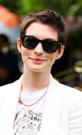 anne-hathaway-pixie-crop-20121