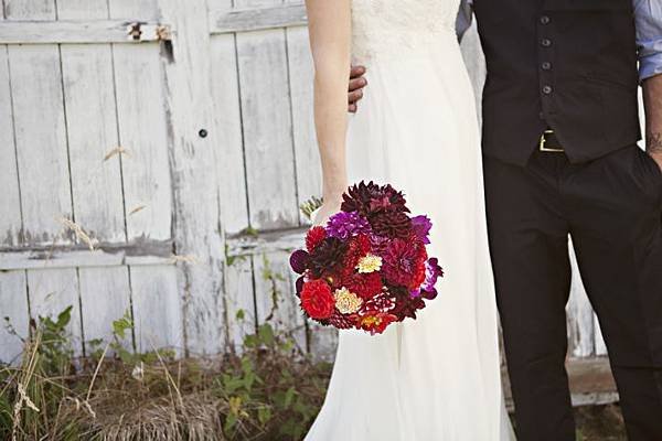 outdoor-real-wedding-2012-bold-bridal-bouquet__full