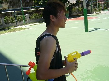農夫灑農藥式水槍