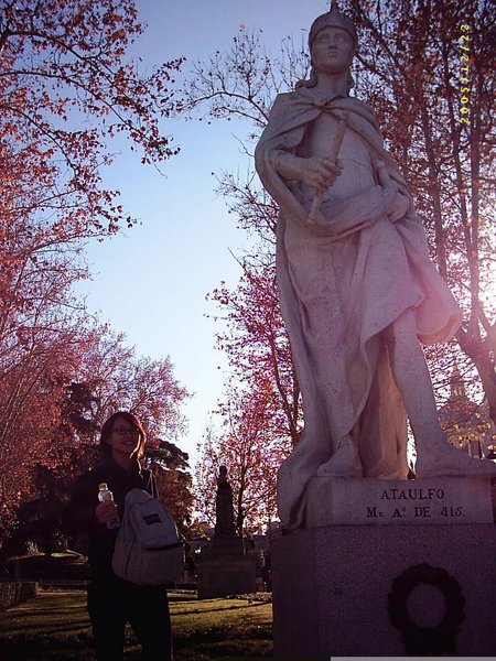 在公園裡和雕像玩