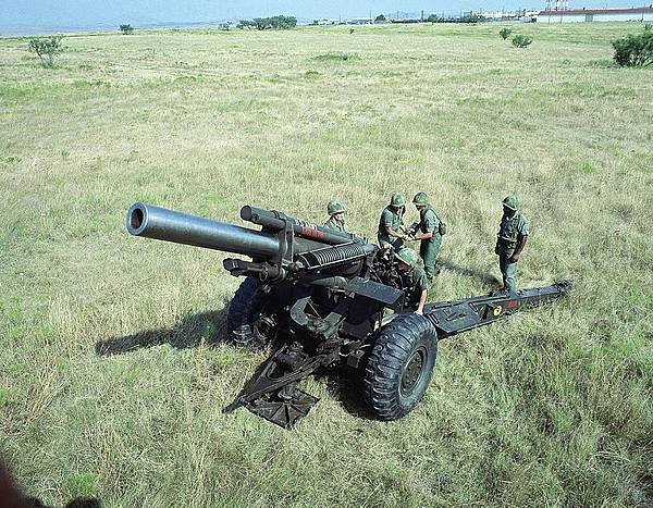 770px-USArmy_M114_howitzer.jpg