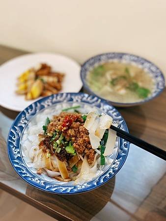 苗栗頭份-一等讚麵飯館  源自北埔人氣麵食館,麵飯都有平價飽