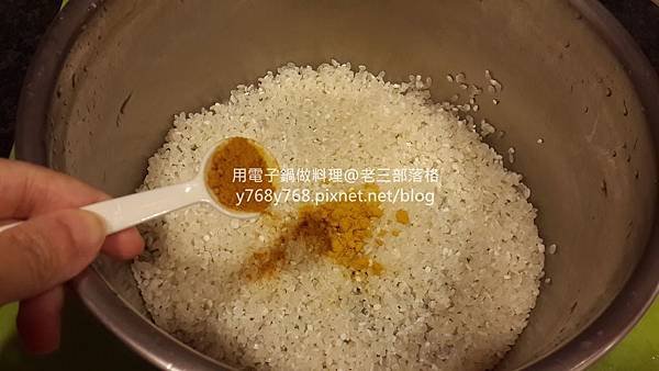 蕃茄咖哩蛋什錦炊飯-老三用電子鍋做料理2.jpg