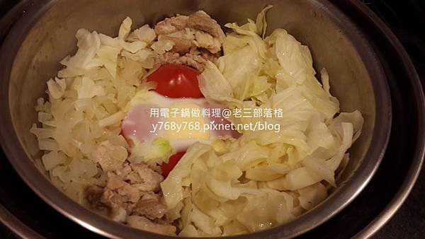 蕃茄咖哩蛋什錦炊飯-老三用電子鍋做料理14.jpg