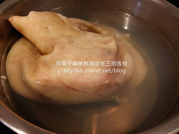 老三用電鍋做料理-有夠Q腿庫肉3.jpg