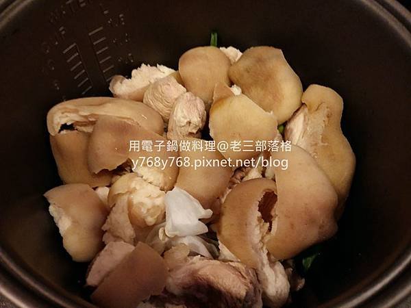 老三用電鍋做料理-有夠Q腿庫肉7.jpg