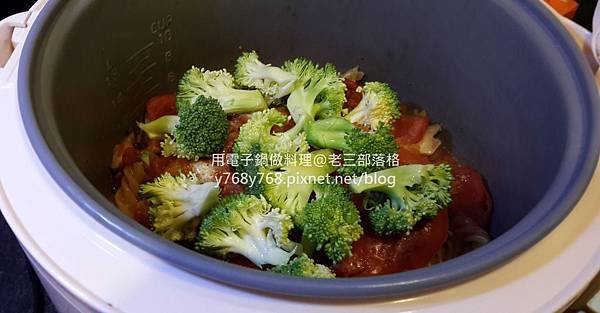 老三用電子鍋做料理-蕃茄義大利肉醬麵18.jpg