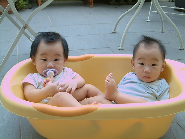 子汧子洧午後日光浴10.14.07 (10).JPG