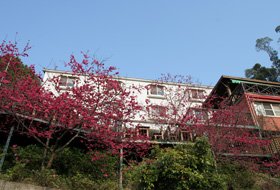 白色建築為住宿區