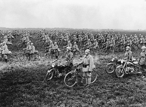 1940年四月，著名的荷蘭單車軍團為了抵禦納粹正在做準備