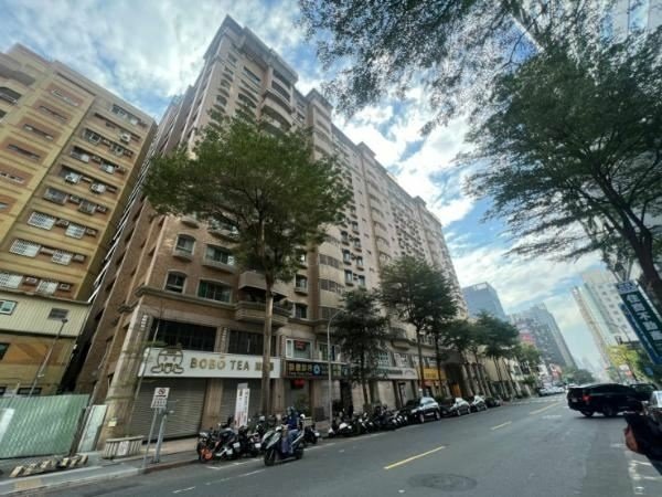 🔸巨蛋凹子底8米大面寬1+2樓適文武百市