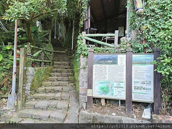 陽明山步道／炎夏紗帽山輕鬆走／巧遇糞金龜下樓梯