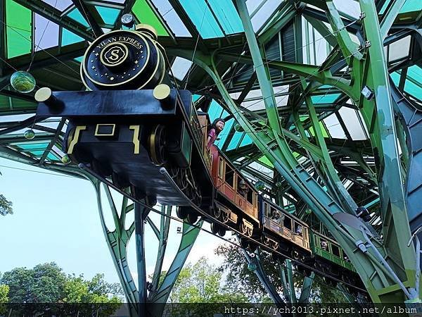 宜蘭市丟丟噹森林公園2.0版飛天火車與宜蘭火車站兩側歷史建築