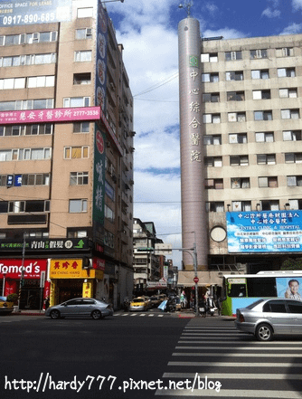 2.出捷運站，沿忠孝東路，往中心綜合醫院方向走