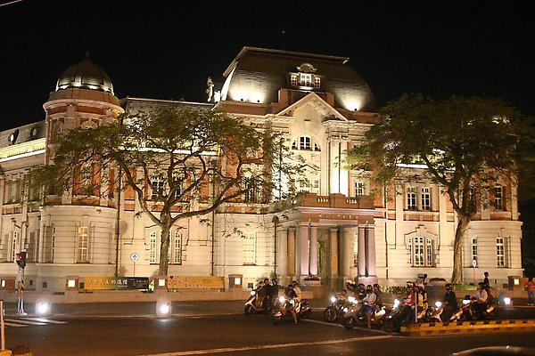 國立台灣文學館的夜景，美輪美奐，連府城人都很喜歡駐足欣賞。(中央社)