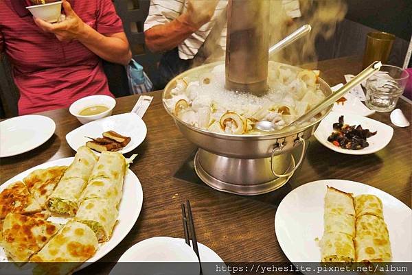 「高雄火鍋」劉家酸白菜火鍋夢時代店（已撤櫃）- 木炭火鍋酸白