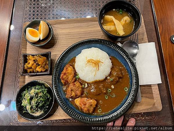 「高雄日式餐廳」新高軒高雄夢時代店（已撤櫃），微辣的濃郁咖哩