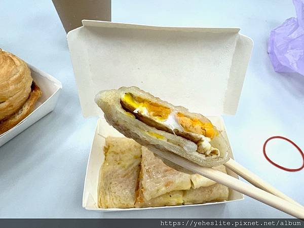 「高雄苓雅早餐」美味早點，它的漢堡麵包有貓膩啊！｜麵糊蛋餅有