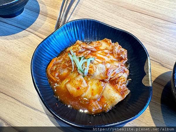 「高雄鳥松燒肉」燒肉無双，內用環境寬敞舒服，食材擺盤視覺精美