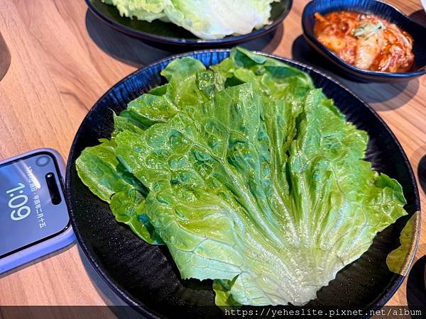 「高雄鳥松燒肉」燒肉無双，內用環境寬敞舒服，食材擺盤視覺精美