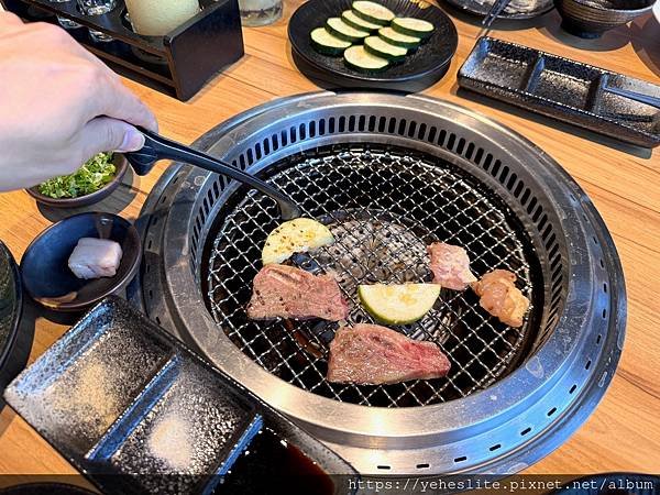 「高雄鳥松燒肉」燒肉無双，內用環境寬敞舒服，食材擺盤視覺精美