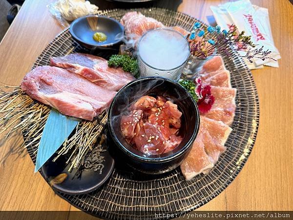 「高雄鳥松燒肉」燒肉無双，內用環境寬敞舒服，食材擺盤視覺精美