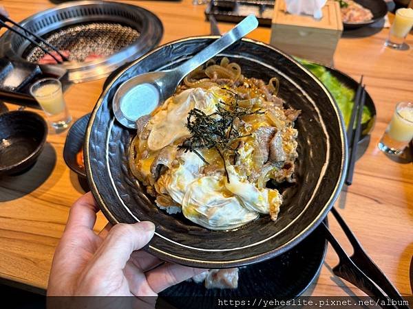 「高雄鳥松燒肉」燒肉無双，內用環境寬敞舒服，食材擺盤視覺精美