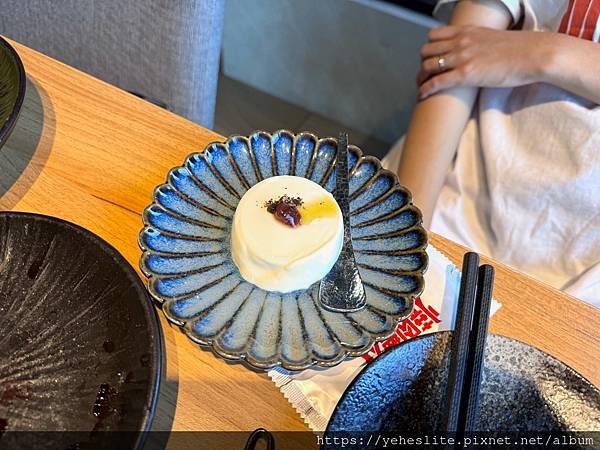 「高雄鳥松燒肉」燒肉無双，內用環境寬敞舒服，食材擺盤視覺精美