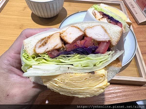 「高雄早餐」呦咪日式手作三明治，水果三明治外觀好吸睛｜鹹食三