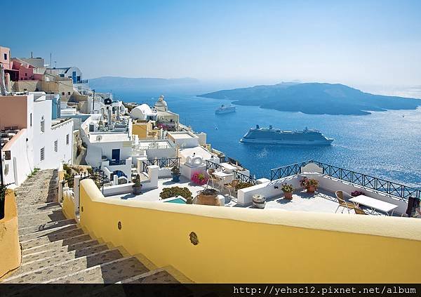 Santorini%20Greece%20yellow%20and%20blue[1]