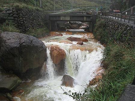 溪水奔流