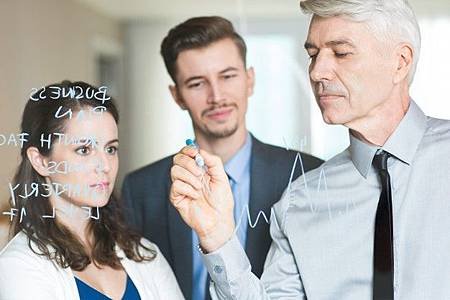 business-leader-drawing-graph-coaching-colleagues_1262-1689.jpg