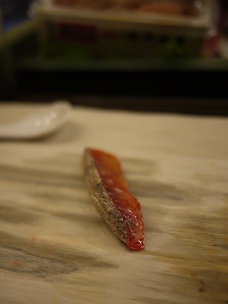 烤鮭魚條，招待。