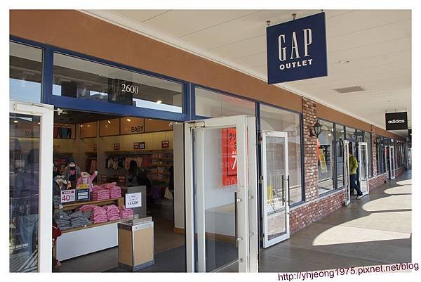 RINKU PREMIUM OUTLETS-Gap.jpg
