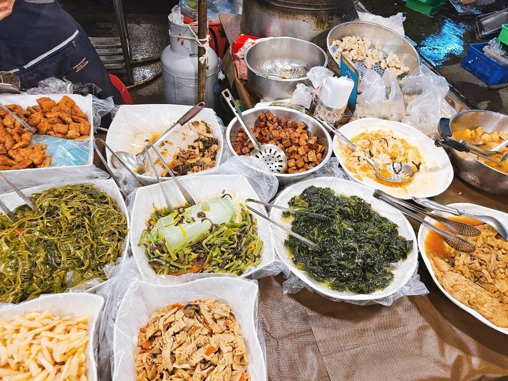 【彰化｜員林】員林小菜｜員農黃昏市場內的素食小菜攤位，種類多