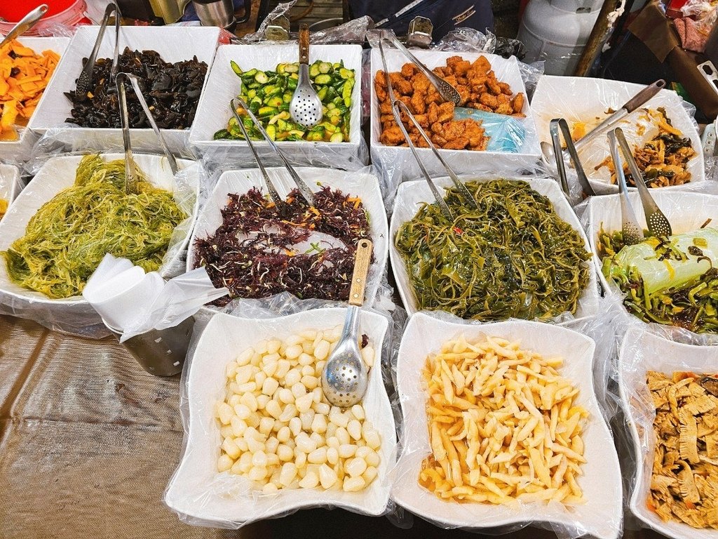 【彰化｜員林】員林小菜｜員農黃昏市場內的素食小菜攤位，種類多