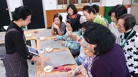 ‖深坑國小花藝示範教學‖ 花雅集拓展版圖， 這次來到深坑國小開班教學－「長青花藝體驗課」， 因為大部分的學員都是初次體驗， 打開包裝拿著新鮮的花材， 還有眼前許多未曾看過