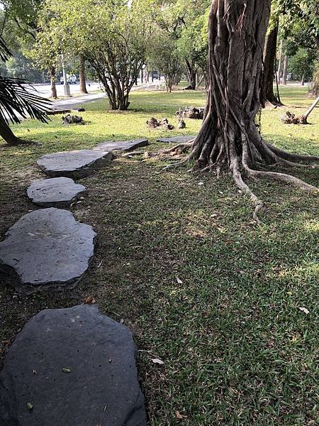 光明路帶狀公園-大天然踏石與卵石休憩區 (3)_結果.JPG