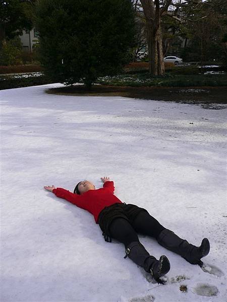 換我躺在雪地上