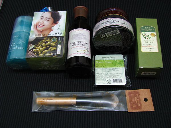 innisfree大軍: O2面膜組, 紅酒去角質化妝水, 紅酒晚安面膜, 優格面膜, Olive精華液, 粉底刷 