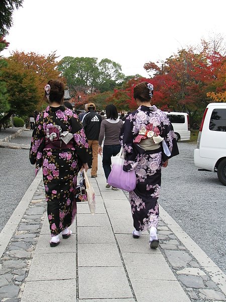 兩個穿浴衣的日本女生走在我們前面 