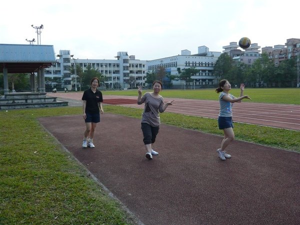 我們在好像很認真的熱身一樣